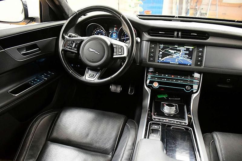 Gebraucht Jaguar XF R-Sport 300 PS (220 kW) 2016 Weiß Limousine