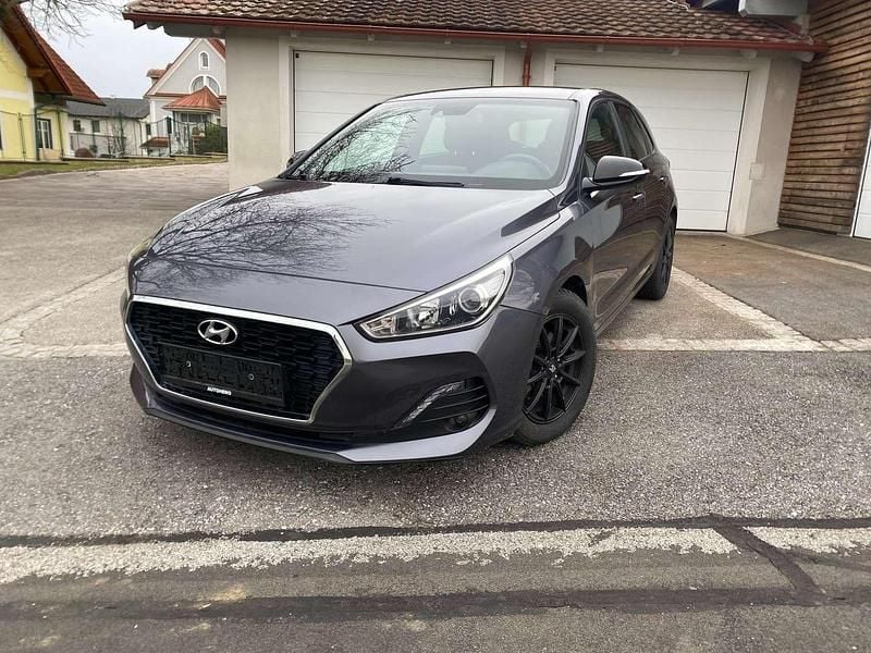 Grau Gebraucht 2018 Hyundai i30 GO! Limousine | € 12.490 (Superpreis) - Bild 1/4