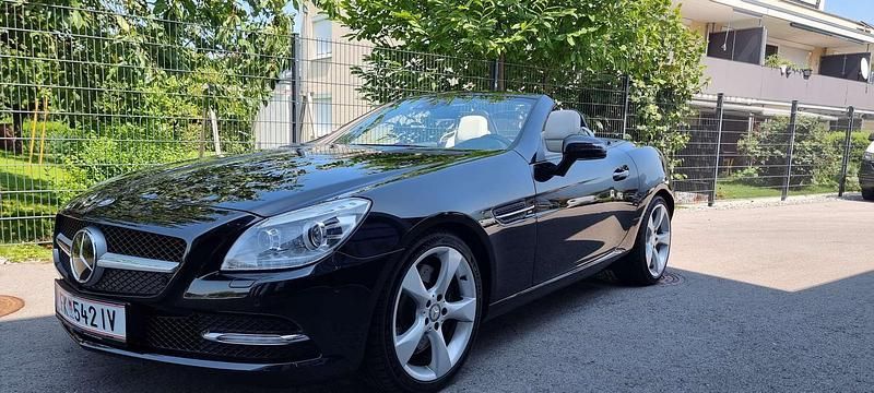 Schwarz Gebraucht 2011 Mercedes SLK350 Cabrio | € 29.900 - Bild 1/4