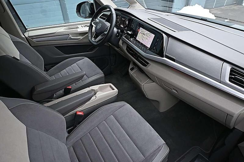 Gebraucht VW Multivan Style 177 PS (130 kW) 2025 Grau Van