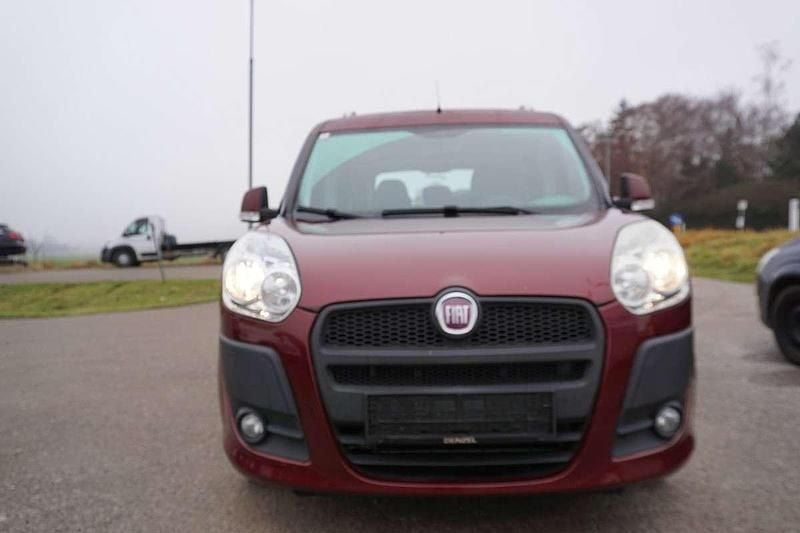 Rot Gebraucht 2011 Fiat Doblò Dynamic Van / Kleinbus | € 3.900 (Guter Preis) - Bild 1/4