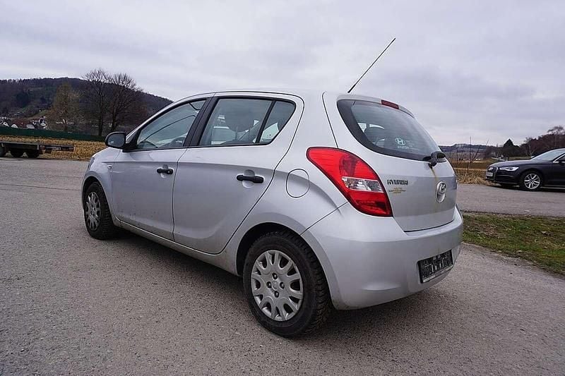 Gebraucht Hyundai i20 77 PS (56 kW) 2012 Grau Kleinwagen