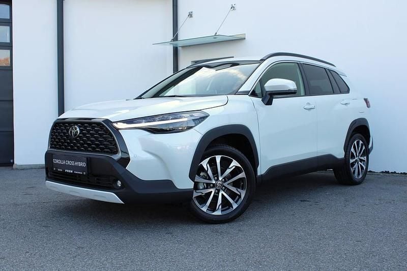 Weiss metallicperleffekt Neu 2025 Toyota Corolla Cross Active SUV | € 36.480 (Fairer Preis) - Bild 1/4