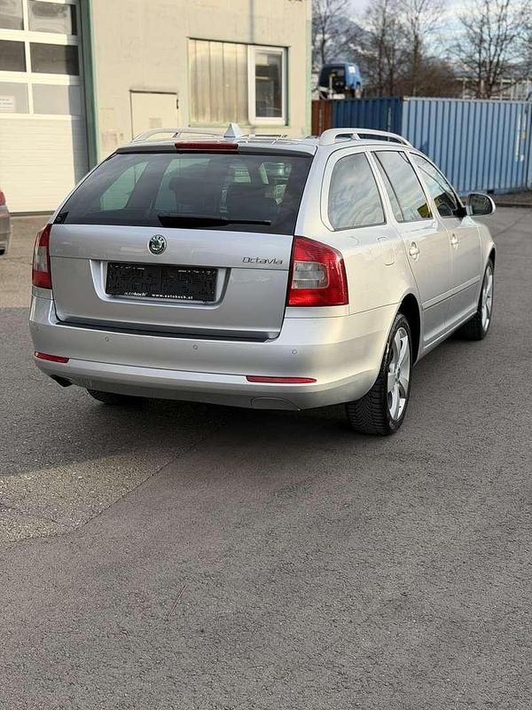 Gebraucht Skoda Octavia Elegance 105 PS (77 kW) 2012 Silber Kombi