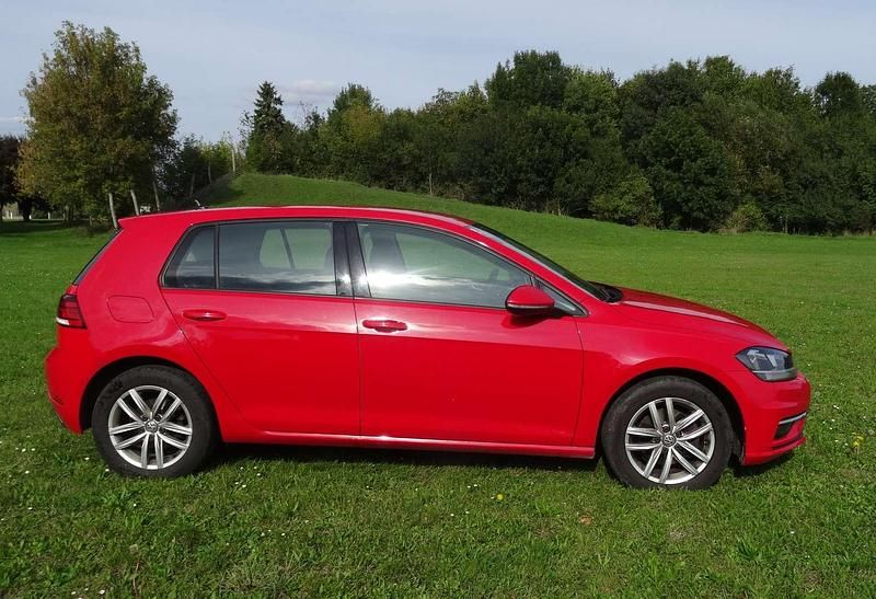 Gebraucht VW Golf VII Comfortline 150 PS (110 kW) 2019 Rot Limousine
