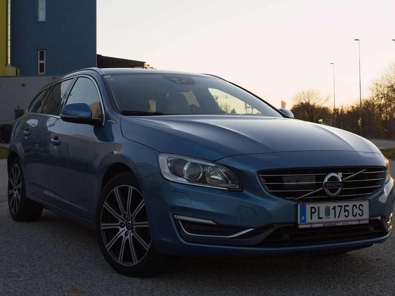 Blau Gebraucht 2014 Volvo V60 Kombi | € 12.300 - Bild 1/4
