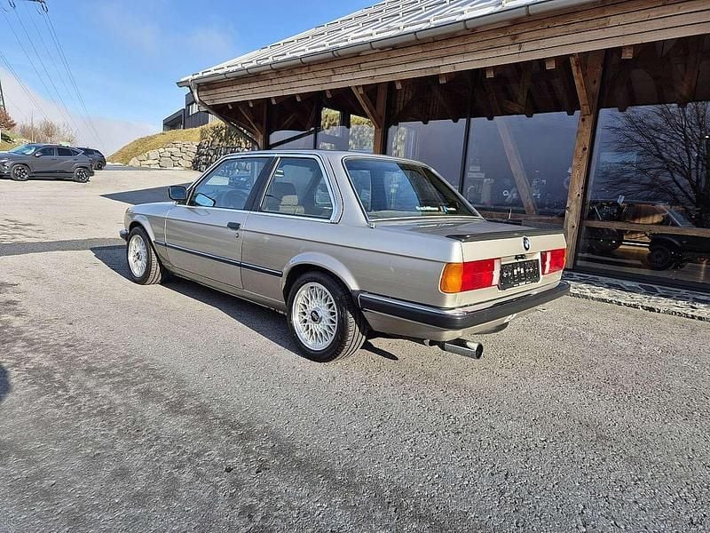 Gebraucht BMW 323 139 PS (102 kW) 1985 Beige Limousine