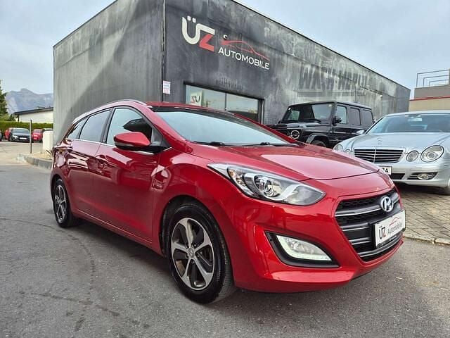 Gebraucht Hyundai i30 Classic 101 PS (74 kW) 2016 Rot Kombi