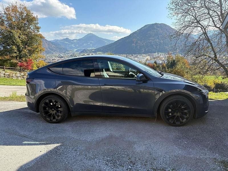 Grau Gebraucht 2022 Tesla Model Y Long Range AWD SUV | € 32.400 (Fairer Preis) - Bild 1/4