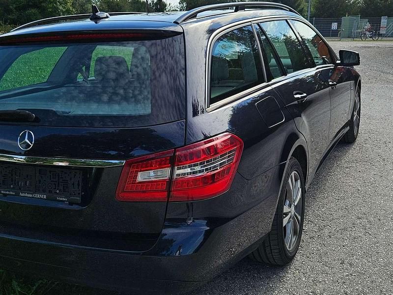 Gebraucht Mercedes E220 170 PS (125 kW) 2010 Blau Kombi