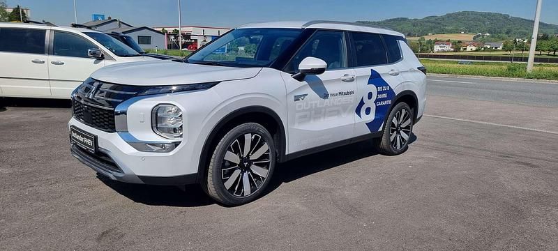 Neu Mitsubishi Outlander P-HEV Intense 136 PS (100 kW) 2025 Weiß SUV
