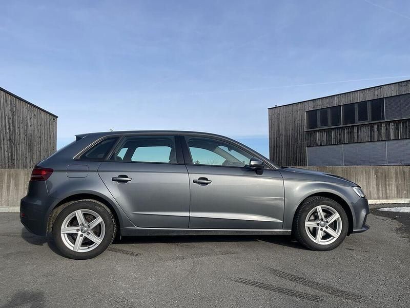Gebraucht Audi A3 Comfort 116 PS (85 kW) 2018 Grau Limousine