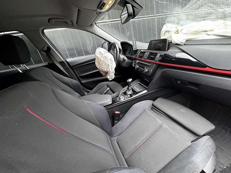 Schwarz Gebraucht 2013 BMW 318 Sport Line Kombi | € 2.990 - Bild 1/4