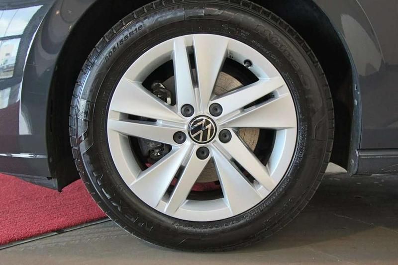 Gebraucht VW Golf VIII Life 116 PS (85 kW) 2023 Grau Limousine