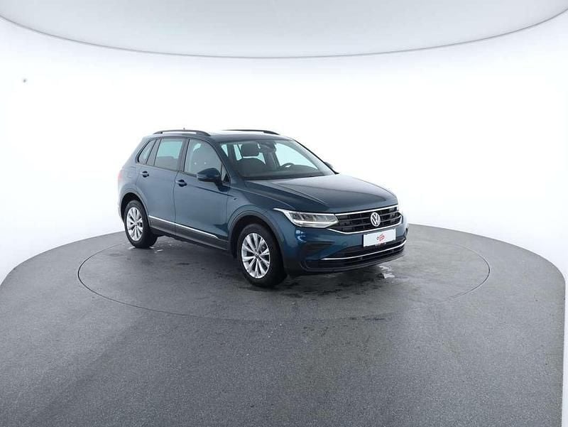 Gebraucht VW Tiguan Life 122 PS (89 kW) 2021 Blau SUV