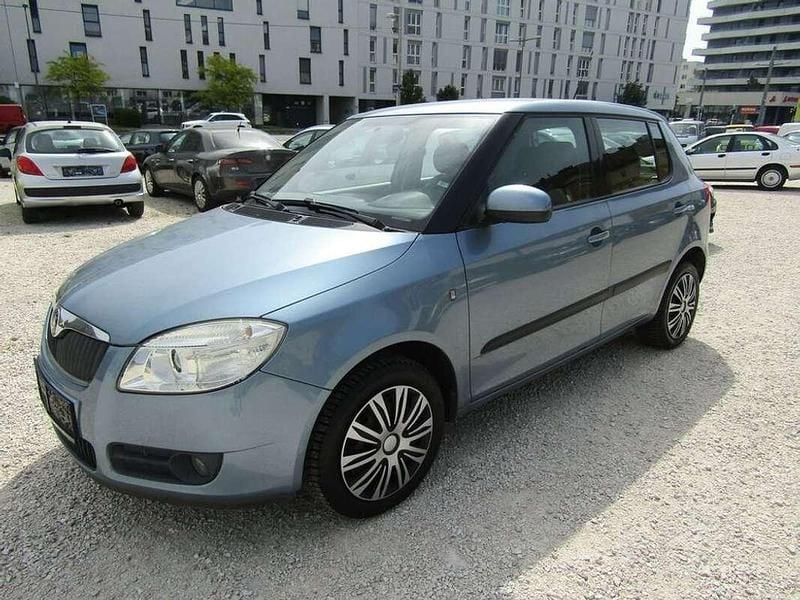 Grau Gebraucht 2009 Skoda Fabia Ambiente Kleinwagen | € 5.900 - Bild 1/4