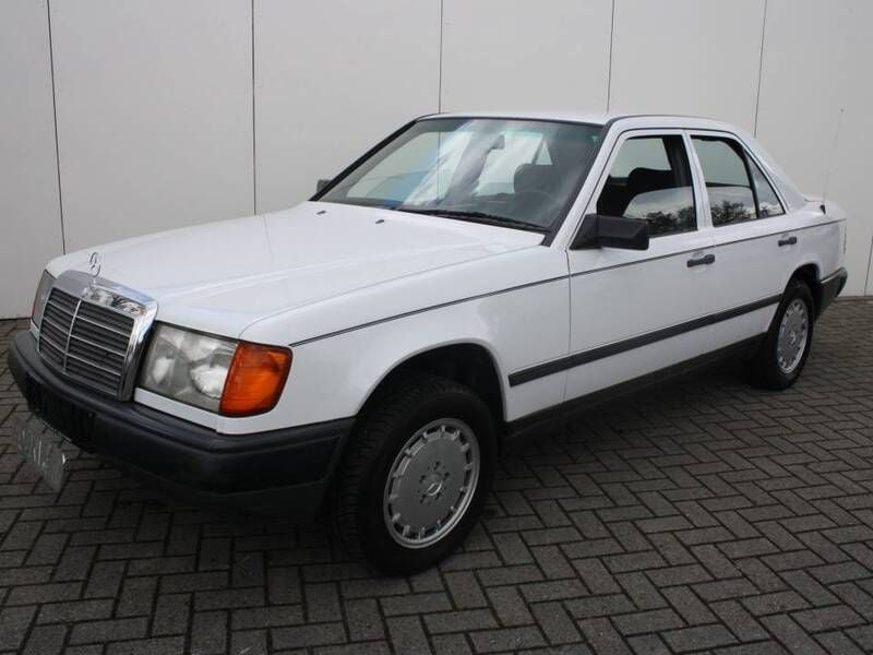 Weiß Gebraucht 1986 Mercedes E250 Limousine | € 9.900 - Bild 1/4