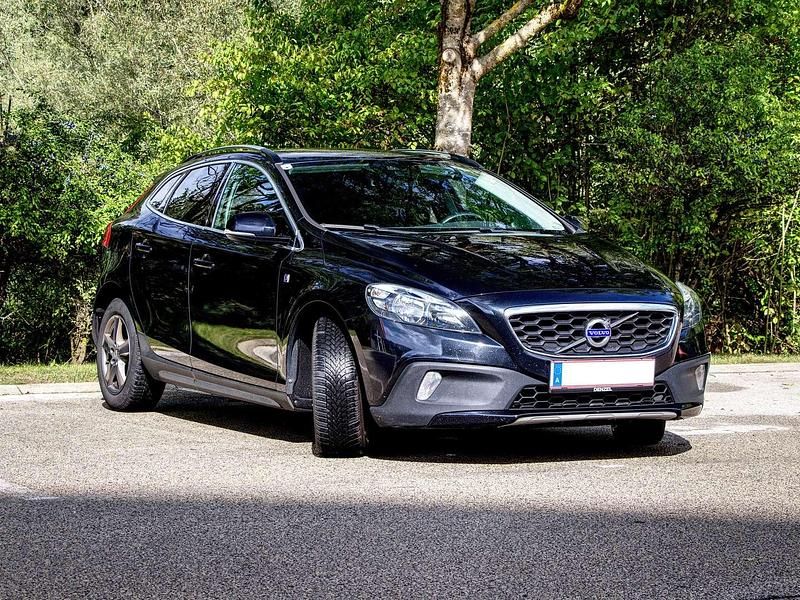 Schwarz Gebraucht 2014 Volvo V40 CC Ocean Race Kombi | € 12.000 - Bild 1/4
