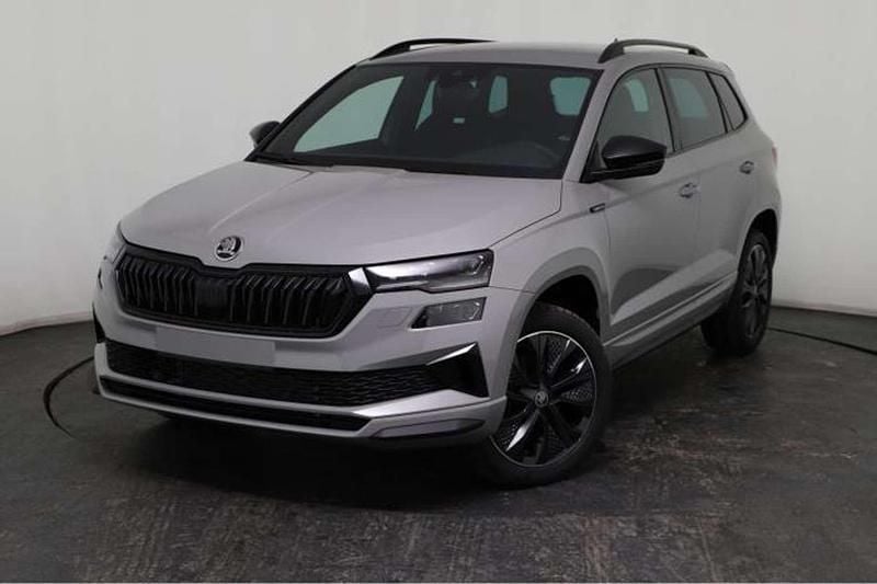 Grau Neu 2025 Skoda Karoq SportLine SUV | € 40.818 (Fairer Preis) - Bild 1/4