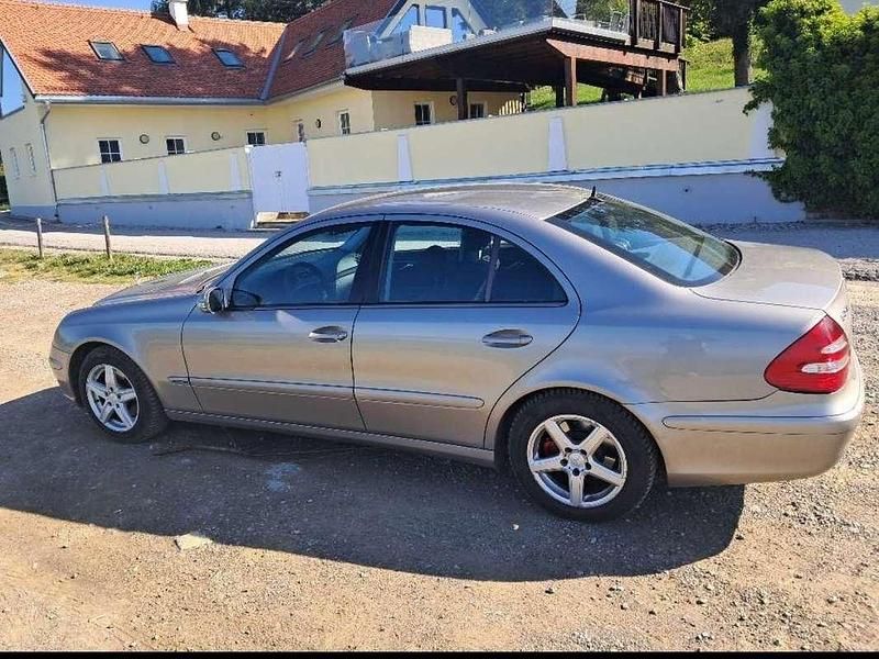 Grau Gebraucht 2004 Mercedes E240 Classic Limousine | € 3.900 - Bild 1/4