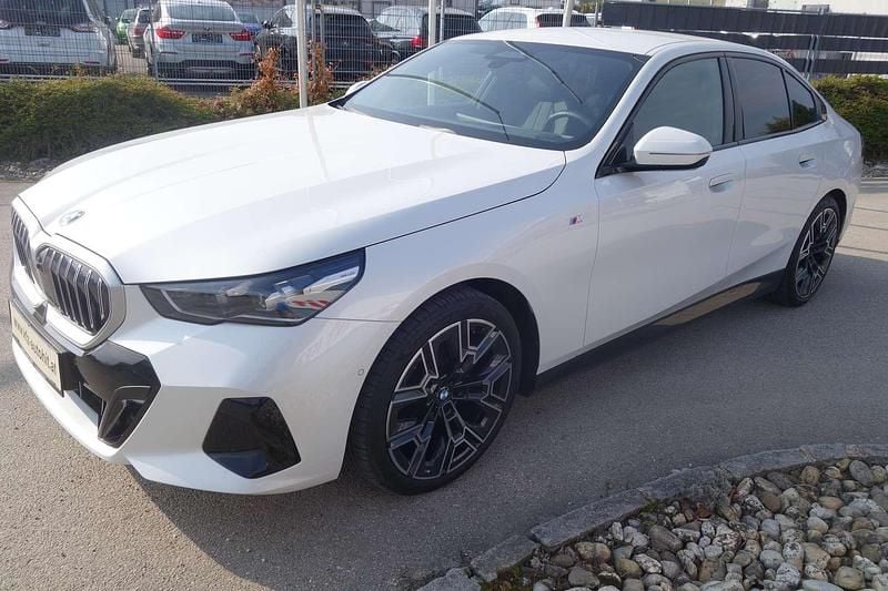 Gebraucht BMW 520 M Sport 197 PS (144 kW) 2023 Weiß Limousine