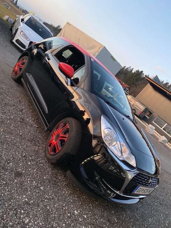 Schwarz Gebraucht 2016 DS Automobiles DS3 Chic Limousine | € 9.000 - Bild 1/4