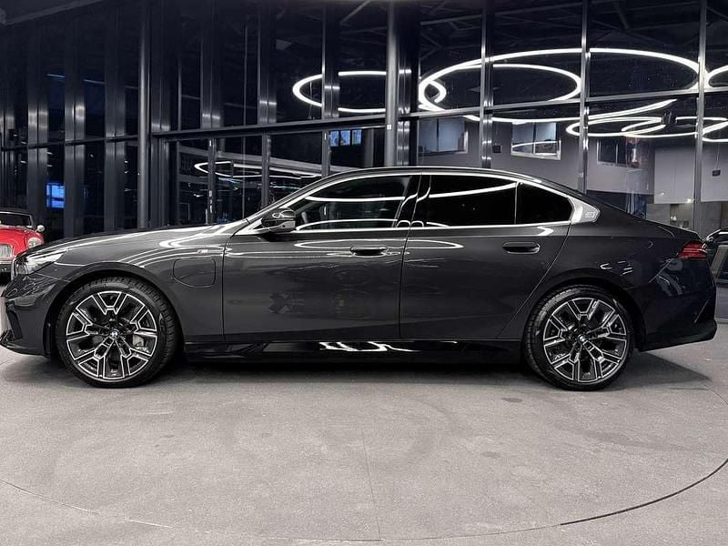 Gebraucht BMW 550e Comfort Edition 313 PS (230 kW) 2025 Grau Limousine