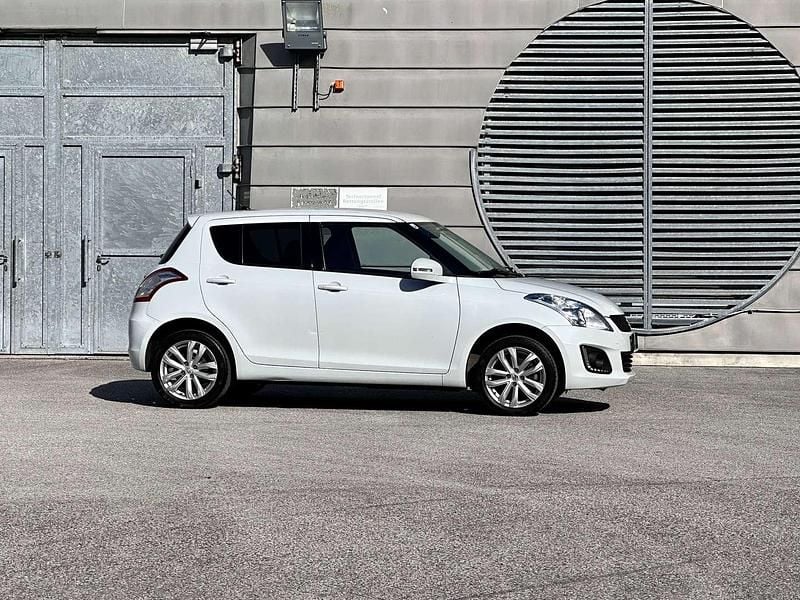 Weiß Gebraucht 2015 Suzuki Swift Kleinwagen | € 8.850 (Fairer Preis) - Bild 1/4