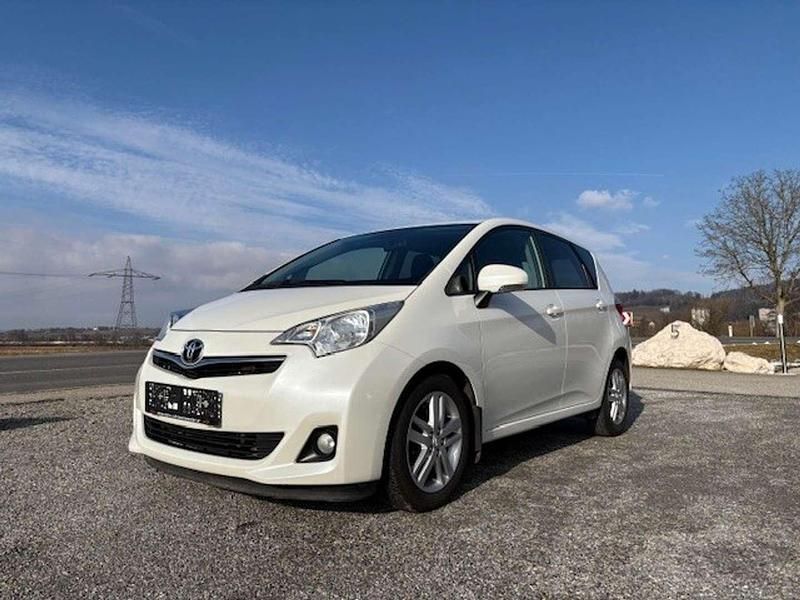 Gebraucht Toyota Verso-S Active 90 PS (66 kW) 2011 Weiß Van / Kleinbus