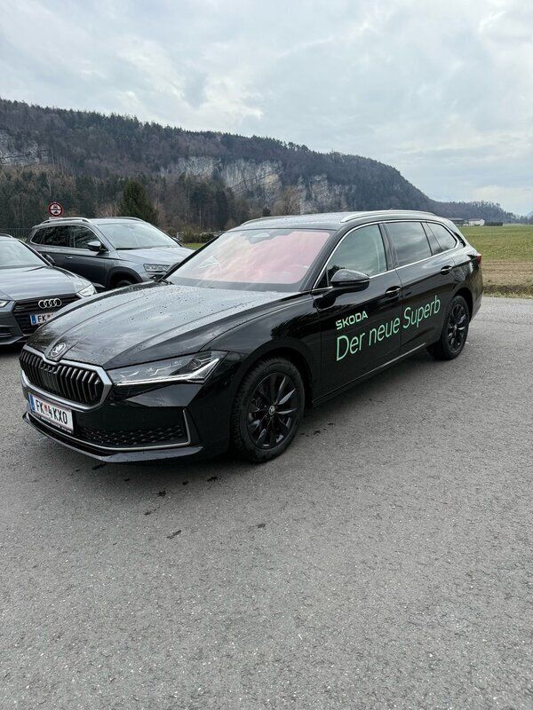 Schwarz metallic Gebraucht 2024 Skoda Superb Selection Kombi | € 49.990 - Bild 1/4