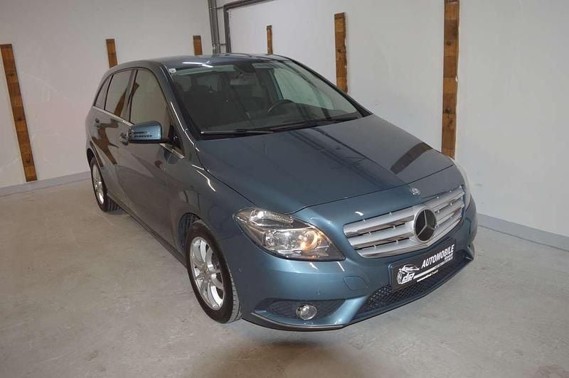 Blau Gebraucht 2013 Mercedes 180 Limousine | € 9.490 - Bild 1/4