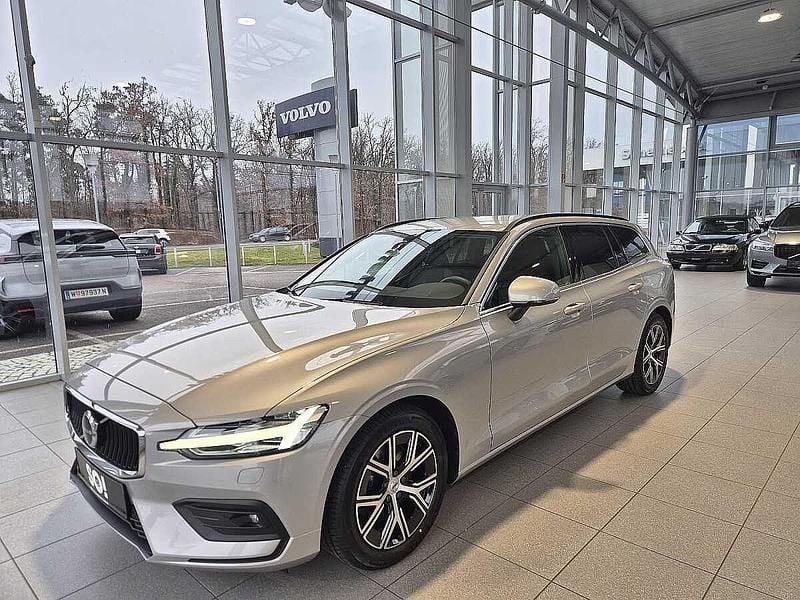 Gebraucht Volvo V60 Core 197 PS (144 kW) 2025 Silber Kombi