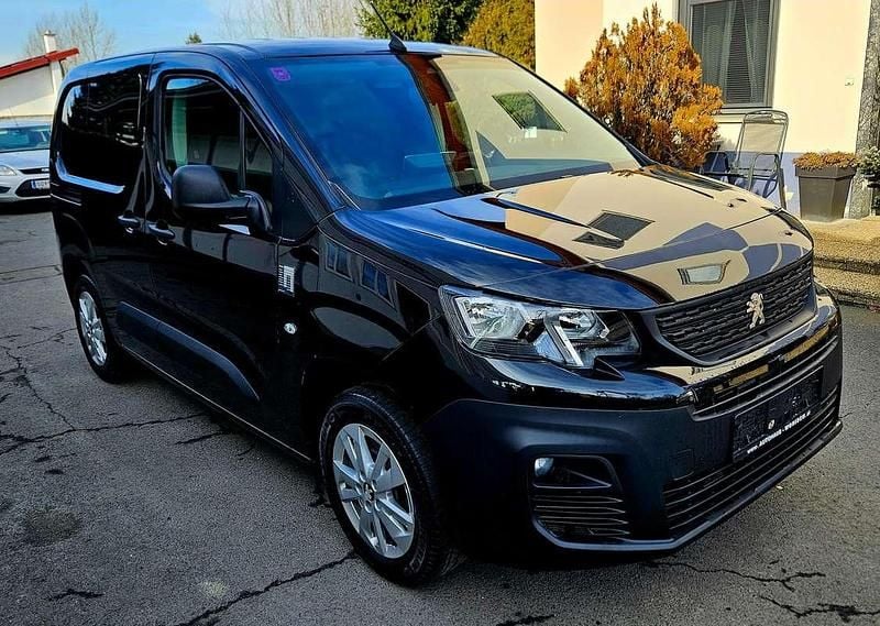 Schwarz Gebraucht 2023 Peugeot Partner Premium Van / Kleinbus | € 19.990 (Superpreis) - Bild 1/4