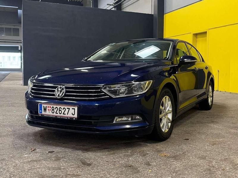 Blau Gebraucht 2019 VW Passat Limousine | € 15.000 (Fairer Preis) - Bild 1/4