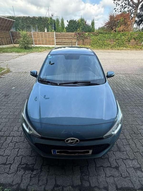 Blau Gebraucht 2017 Hyundai i20 Limousine | € 7.900 (Guter Preis) - Bild 1/4