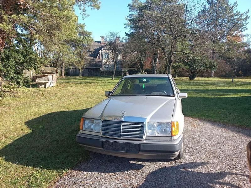 Gebraucht Mercedes E200 118 PS (86 kW) 1991 Gold Limousine