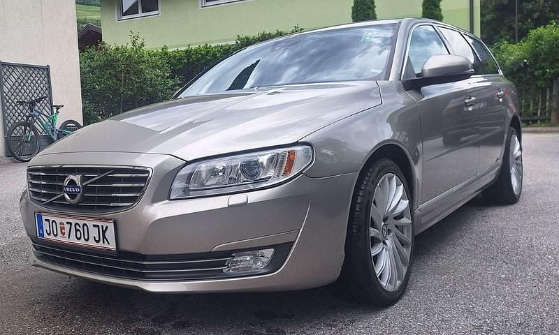 Grau Gebraucht 2015 Volvo V70 Momentum Kombi | € 12.900 - Bild 1/4