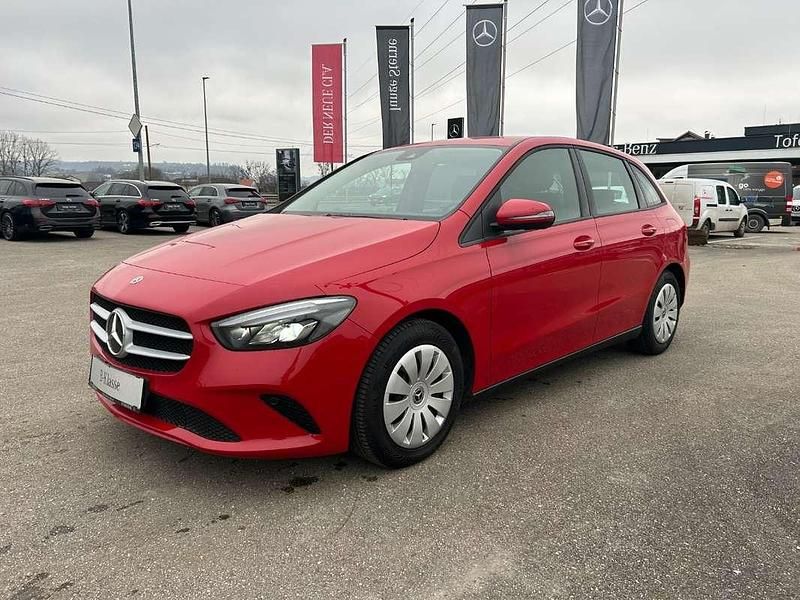 Rot Gebraucht 2019 Mercedes 200 Limousine | € 23.900 - Bild 1/4