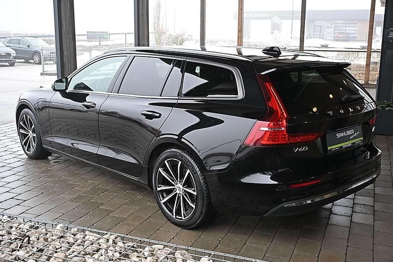 Gebraucht Volvo V60 Core 253 PS (186 kW) 2022 Schwarz Kombi