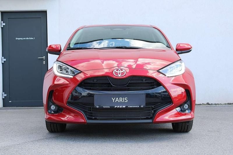 Rot Neu 2025 Toyota Yaris Hybrid Active Limousine | € 24.980 (Guter Preis) - Bild 1/4