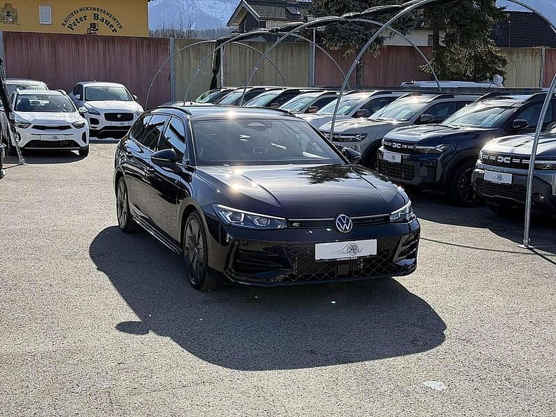 Gebraucht VW Passat R-line 150 PS (110 kW) 2024 Schwarz Kombi