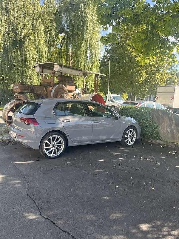 Gebraucht VW Golf VIII Life 131 PS (96 kW) 2020 Grau Limousine