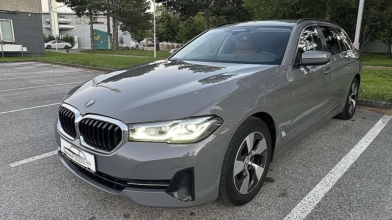 Grau Gebraucht 2020 BMW 520 Performance Kombi | € 30.800 (Fairer Preis) - Bild 1/4