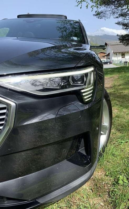 Grau Gebraucht 2019 Audi e-tron Advanced SUV | € 34.950 (Teuer) - Bild 1/4