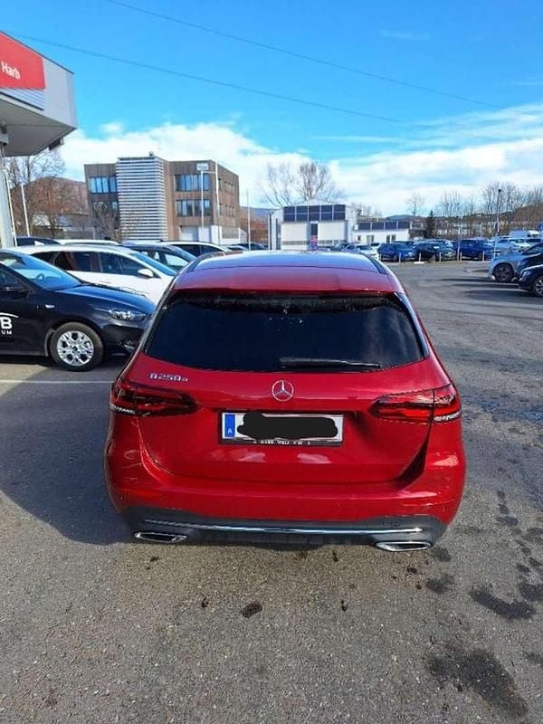 Gebraucht Mercedes E250 159 PS (116 kW) 2022 Rot Limousine