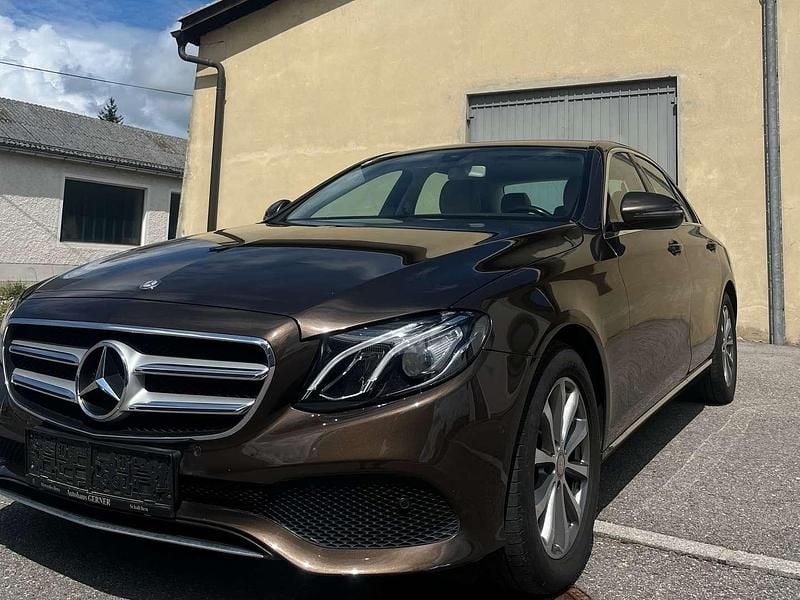 Braun Gebraucht 2016 Mercedes E220 Exclusive Limousine | € 19.900 (Fairer Preis) - Bild 1/4