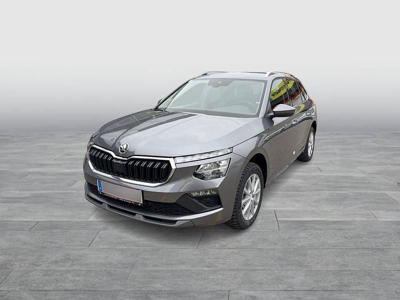 Mittelgrau metallic Neu 2025 Skoda Kamiq Selection SUV | € 32.900 (Fairer Preis) - Bild 1/4