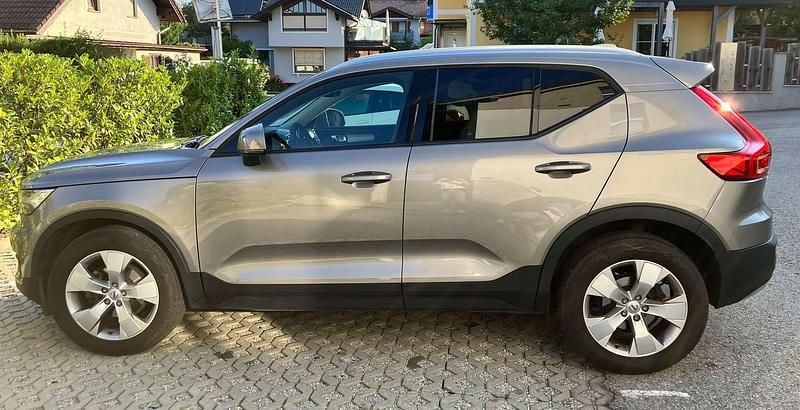 Grau Gebraucht 2021 Volvo XC40 Momentum SUV | € 27.500 (Fairer Preis) - Bild 1/4