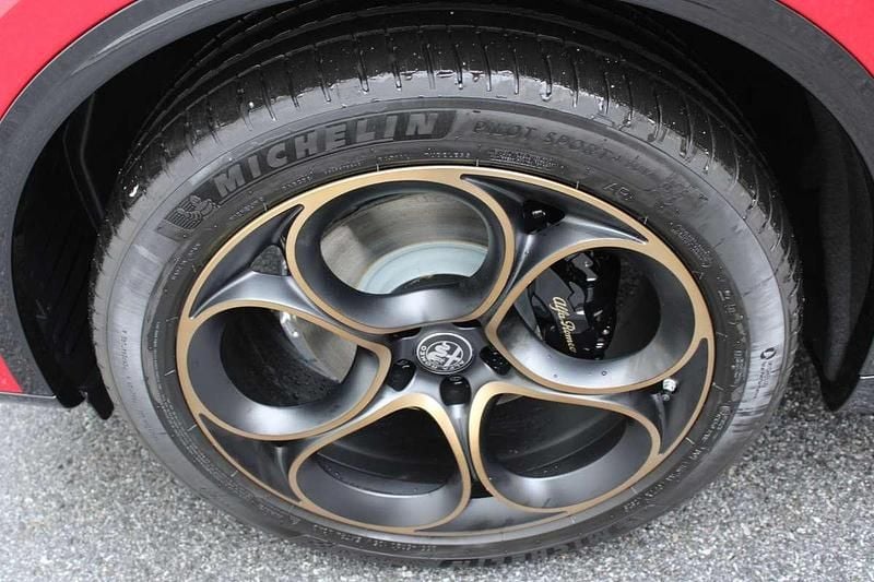 Neu Alfa Romeo Stelvio 209 PS (153 kW) 2025 Rot SUV