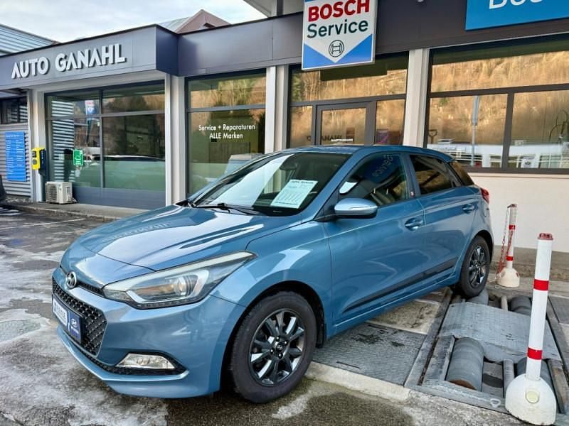 Blau Gebraucht 2017 Hyundai i20 Edition Limousine | € 7.990 (Superpreis) - Bild 1/4